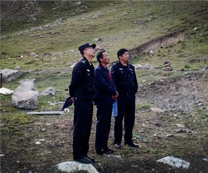興?？h公安局治安大隊(duì)到銅鑫公司例行安全專項(xiàng)檢查